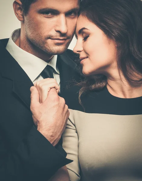 Sorrindo casal em terno e vestido — Fotografia de Stock