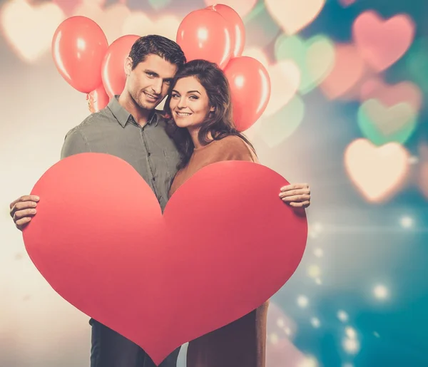 Gelukkige paar houden handgeschept papier hart — Stockfoto
