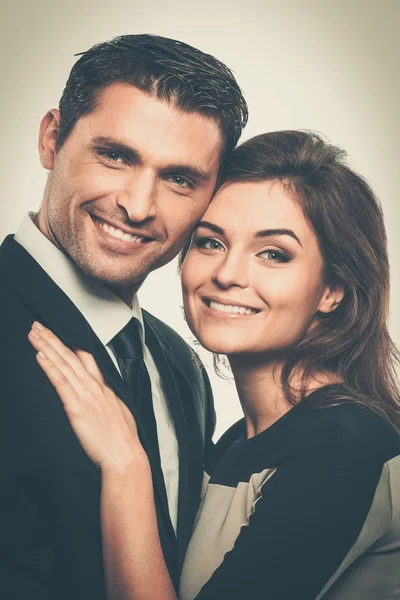 Sorrindo casal em terno e vestido — Fotografia de Stock
