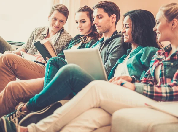 Estudiantes jóvenes multiétnicos preparándose para los exámenes — Foto de Stock