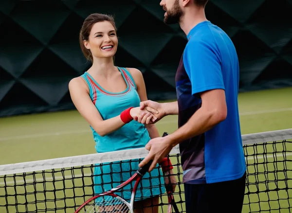 Jugadora de tenis estrechando la mano con su entrenador — Foto de Stock