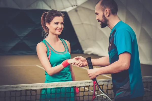 Vrouw tennisser schudden hand met haar trainer — Stockfoto