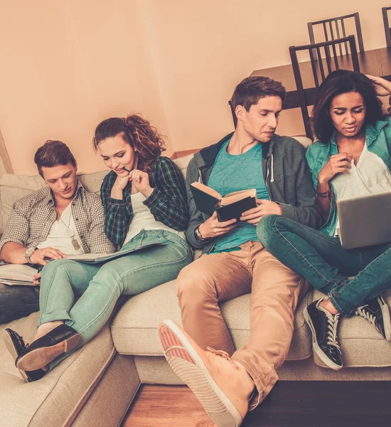 Junge multiethnische Studenten bereiten sich auf Prüfungen vor — Stockfoto