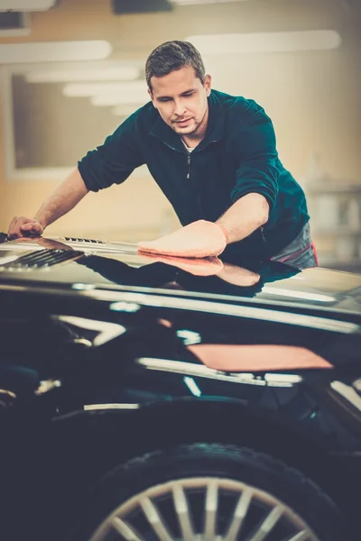 Arbeiter poliert Auto — Stockfoto