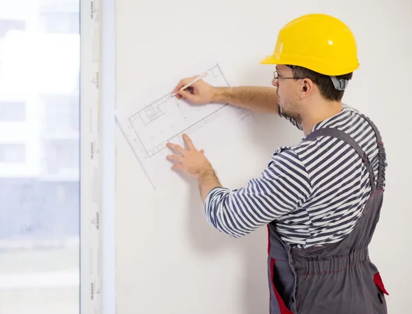 Förman med konstruktionsplan — Stockfoto