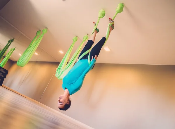 Mujer joven realizando ejercicio de yoga antigravedad — Foto de Stock