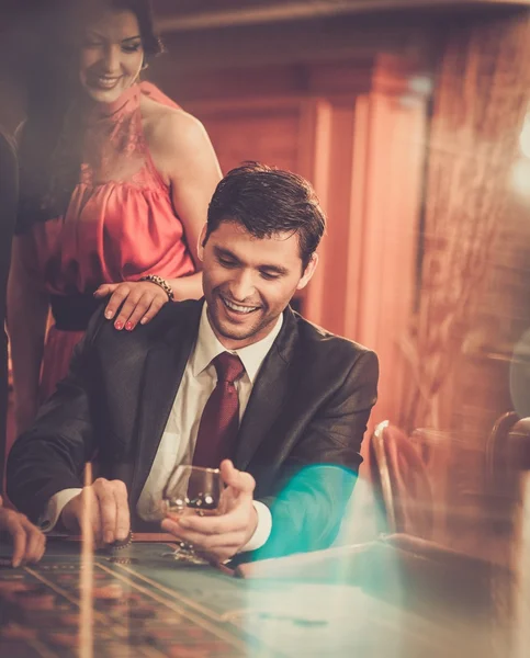 Casal atrás da mesa de poker em um cassino — Fotografia de Stock