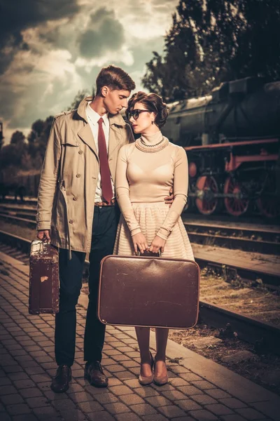 Ζευγάρι με βαλίτσες σε σιδηροδρομικό σταθμό πλατφόρμα — Φωτογραφία Αρχείου
