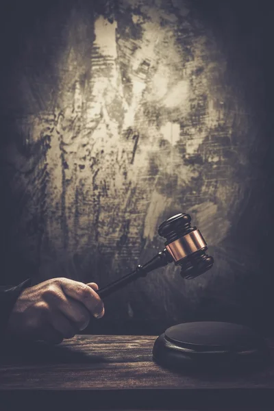 Mão do juiz segurando martelo de madeira — Fotografia de Stock