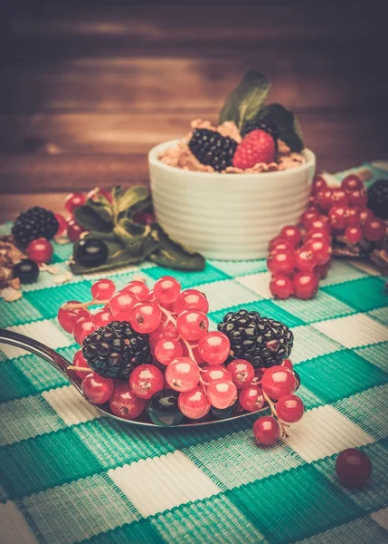 Здоровий сніданок з мюслі та ягодами — стокове фото