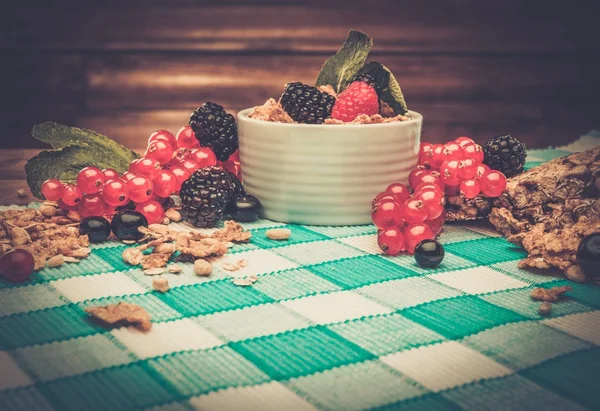 Healthy breakfast with muesli and berries — Stock Photo, Image