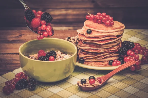 Healthy breakfast with pancakes — Stock Photo, Image