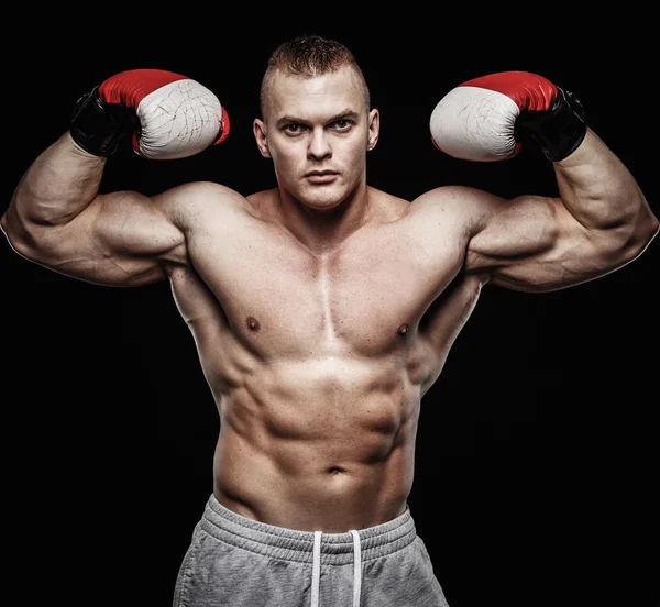 Homem musculoso usando luvas de boxe — Fotografia de Stock