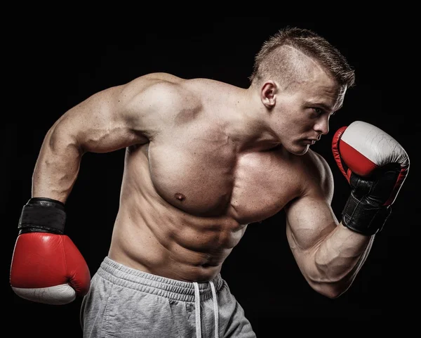 Uomo muscoloso indossa guanti da boxe — Foto Stock