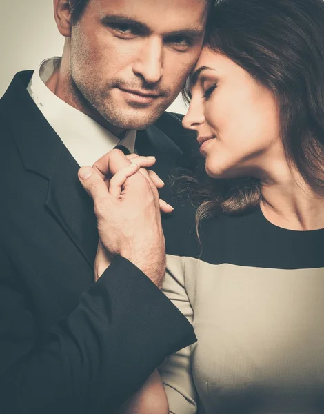 Sorrindo casal em terno e vestido — Fotografia de Stock