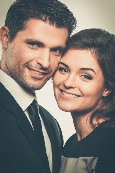 Sorrindo casal em terno e vestido — Fotografia de Stock