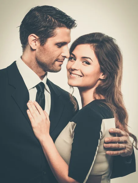 Lächelndes Paar in Anzug und Kleid — Stockfoto