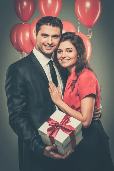 Glückliches Paar mit Luftballons — Stockfoto