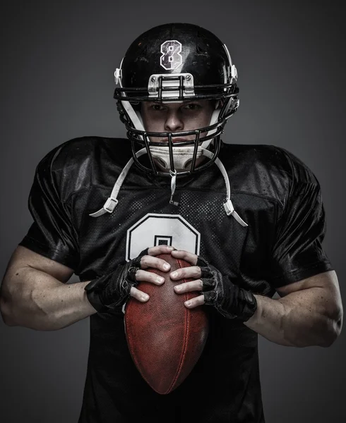 Jugador de fútbol americano con pelota — Foto de Stock