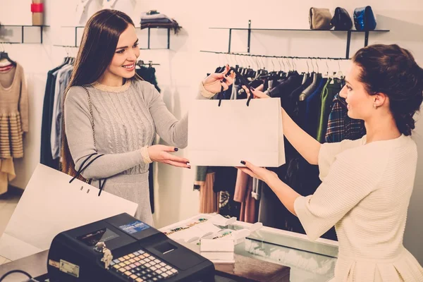 Cliente com saco de compras no showroom de moda — Fotografia de Stock