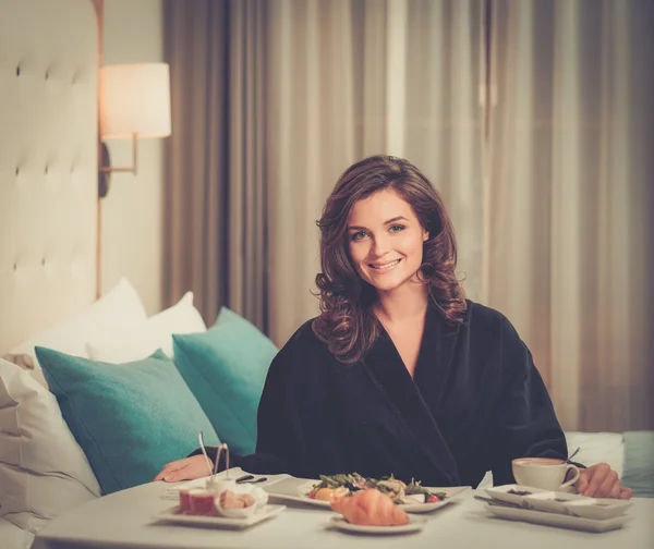 हॉटेल खोलीत नाश्ता असलेली स्त्री — स्टॉक फोटो, इमेज