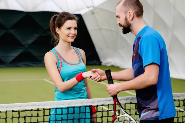 女性のテニス選手のコーチと握手 — ストック写真
