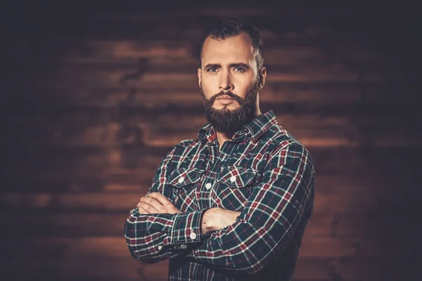 木造住宅インテリア格子縞シャツの男 — ストック写真