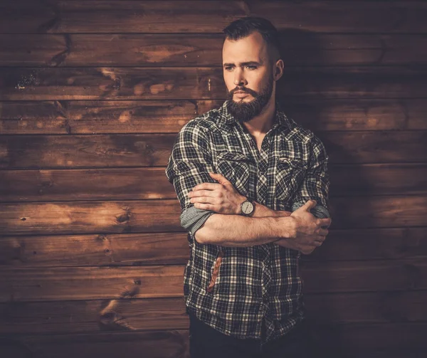 Homme en chemise à carreaux, intérieur de maison en bois — Photo