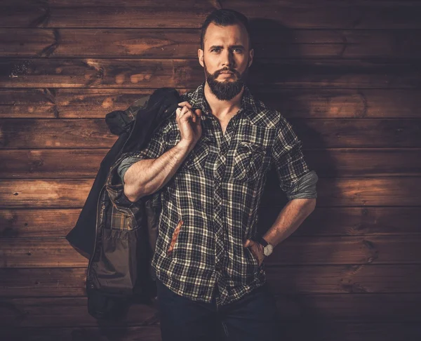 Beau homme portant une chemise à carreaux — Photo