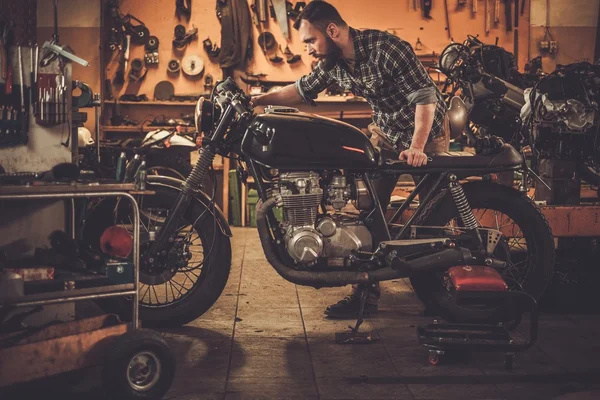 Mechanic and vintage style cafe-racer motorcycle — Stock Photo, Image