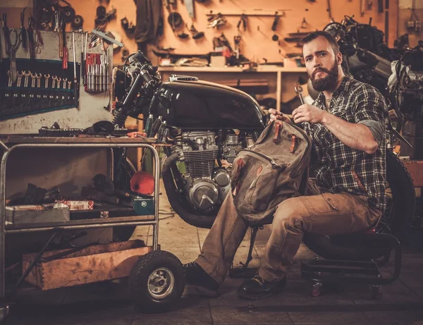 メカニックとビンテージ スタイルのカフェ レーサー バイク — ストック写真
