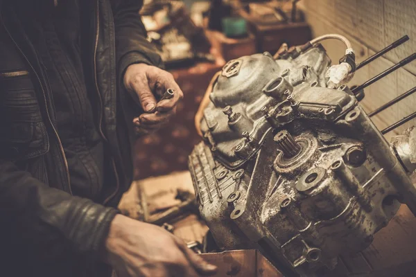 Mécanicien travaillant avec un moteur de moto — Photo