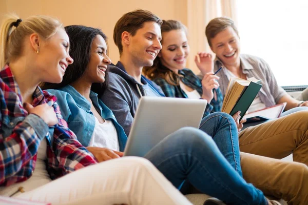 Estudiantes multiétnicos preparándose para los exámenes — Foto de Stock