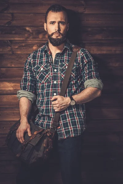 Мужчина в клетчатой рубашке и сумке — стоковое фото