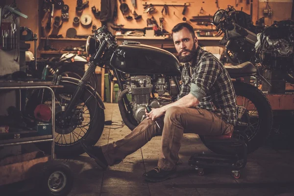 Mechanik a vintage stylu café-racer motocyklu — Stock fotografie