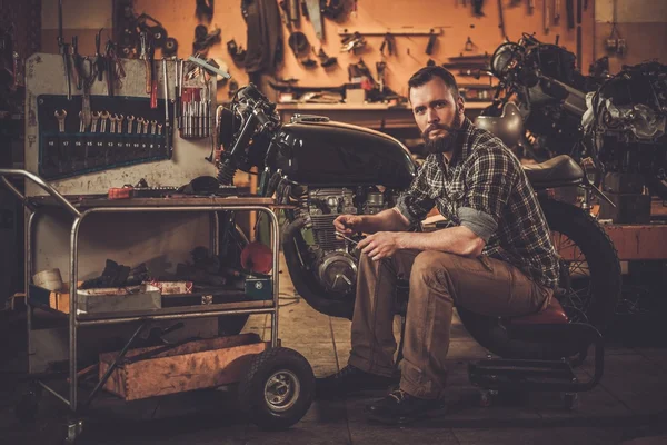 Mechaniker und Café-Racer im Vintage-Stil — Stockfoto