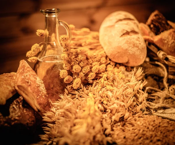 Produtos de padaria caseiros em uma mesa — Fotografia de Stock