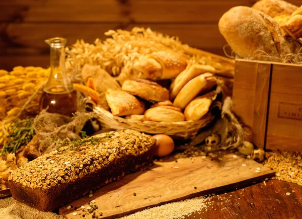 Produtos de padaria caseiros em uma mesa — Fotografia de Stock