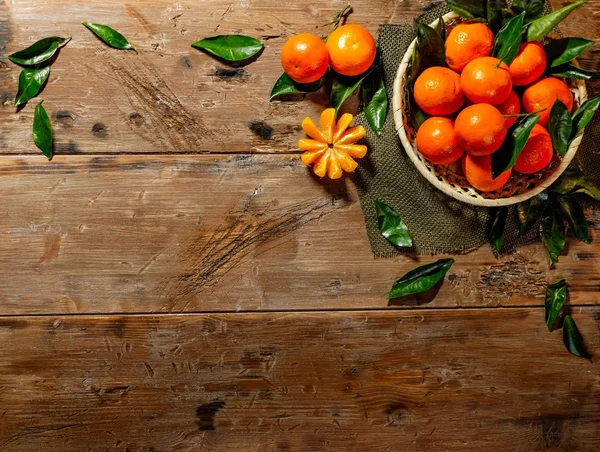 Cesta con sabrosas mandarinas —  Fotos de Stock