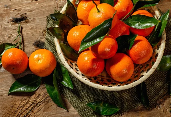 Koš s chutné mandarinky — Stock fotografie
