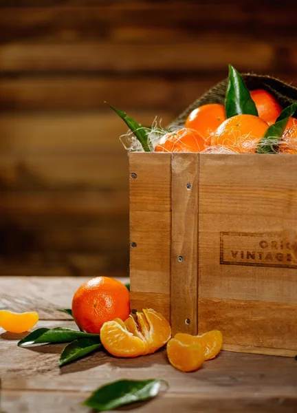 Houten kist met smakelijke mandarijnen — Stockfoto