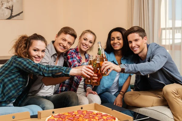 Amigos multi-étnicos com pizza e garrafas de bebida — Fotografia de Stock