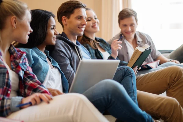 Gruppo di giovani studenti multietnici che si preparano per gli esami interni — Foto Stock