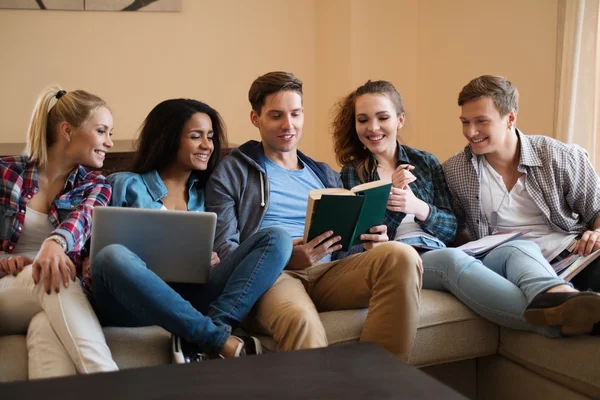 Grupo de jovens estudantes multi étnicos que se preparam para exames em casa interior — Fotografia de Stock