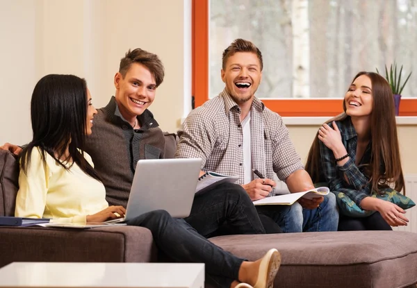 Gruppe von Studenten bereitet sich auf Prüfungen in Wohnungseinrichtung vor — Stockfoto