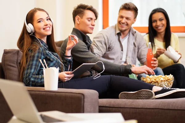 Gruppo di studenti allegri con bevande e popcorn all'interno della casa — Foto Stock