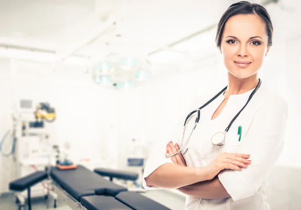 Positivo bruna medico donna in sala operatoria interno — Foto Stock