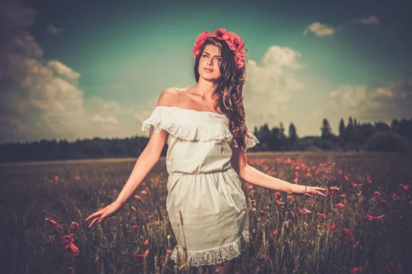 Chica vistiendo vestido de verano blanco en amapola presentada —  Fotos de Stock