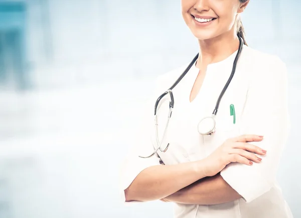 Mujer doctora joven positiva en el pasillo del hospital — Foto de Stock