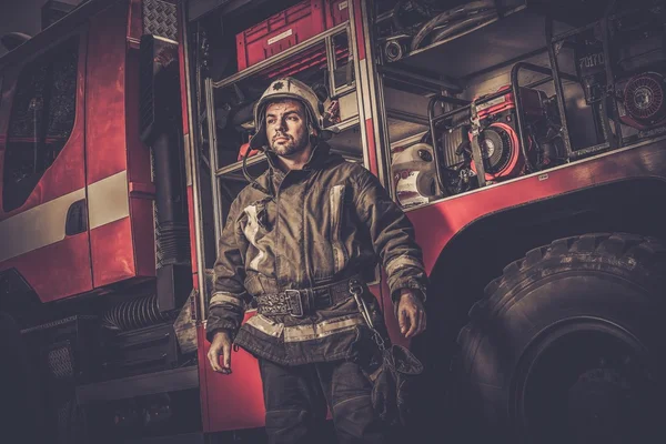 Brandman nära lastbil med utrustning — Stockfoto